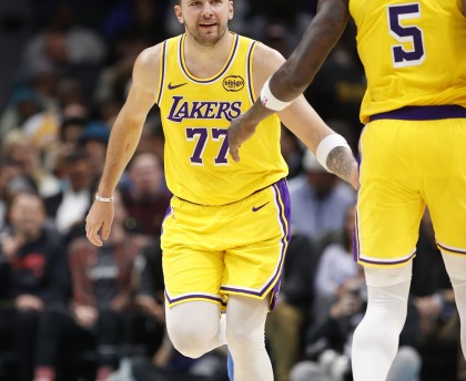 东契奇：艾顿下半场在攻防两端表现太棒了 他对我们至关重要！