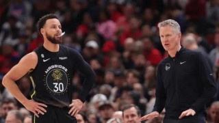 开yun体育app官方下载-库里左腿受伤归期未定 勇士卫冕赛季风雨飘摇